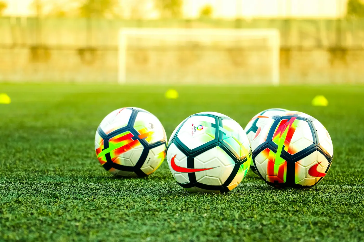 Pelotas de fútbol sobre césped sintético